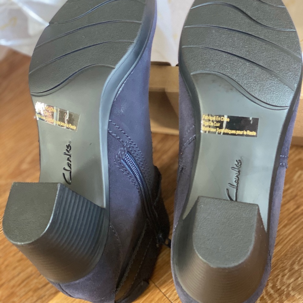 CLARKS NWT NAVY BOOTIES - Picture 4 of 5